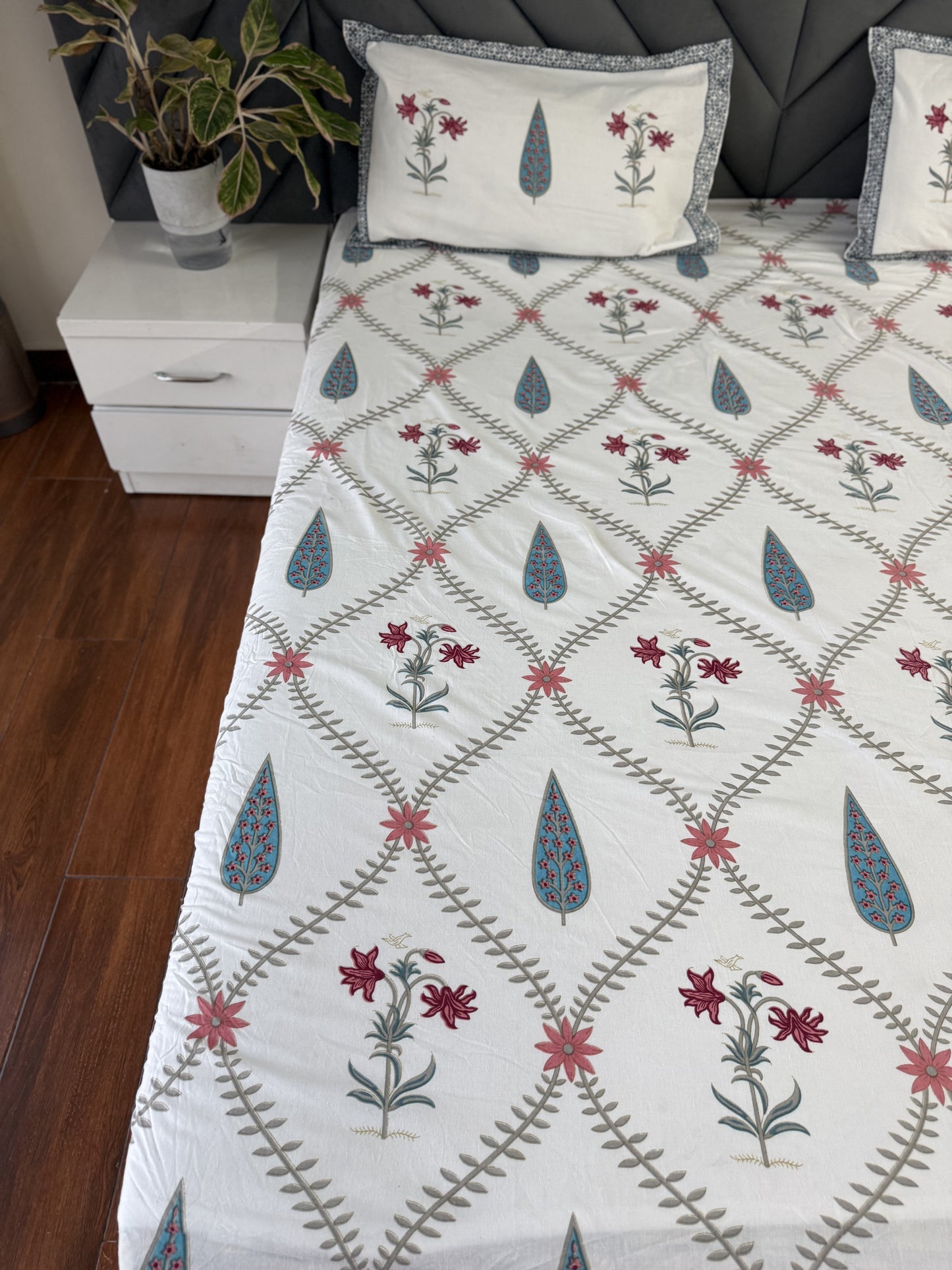 Pankhuri Jaali Print